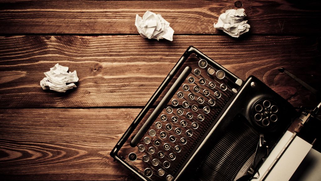 content-writing-typewriter-paperballs-ss-1920
